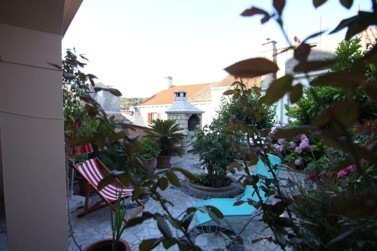 App With A Lovely Patio Мали-Лошинь Экстерьер фото
