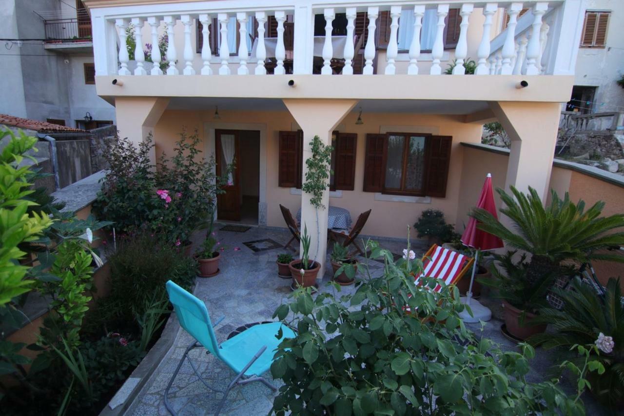 App With A Lovely Patio Мали-Лошинь Экстерьер фото