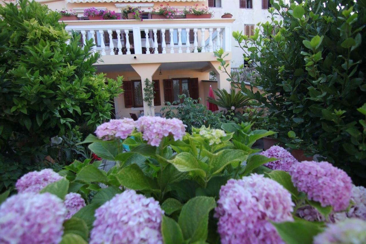 App With A Lovely Patio Мали-Лошинь Экстерьер фото