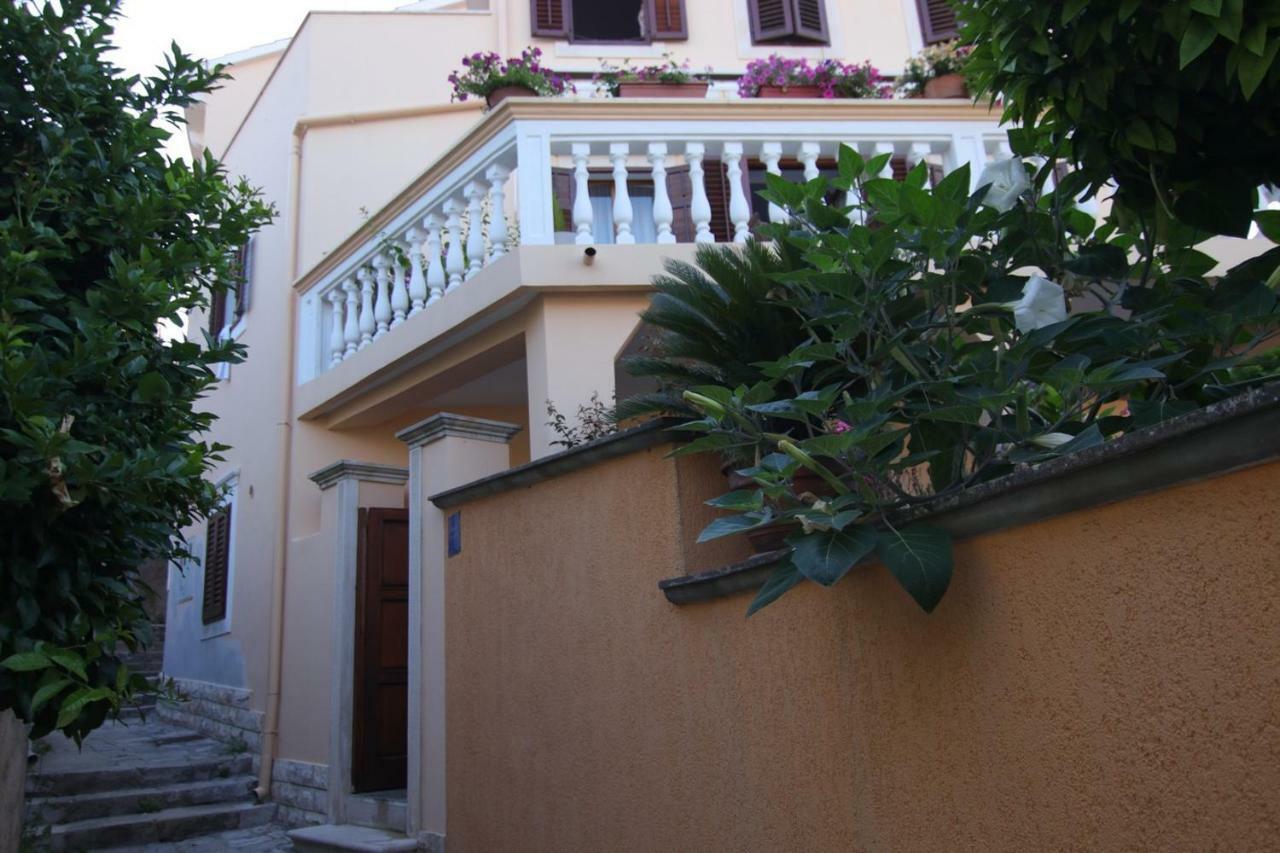 App With A Lovely Patio Мали-Лошинь Экстерьер фото