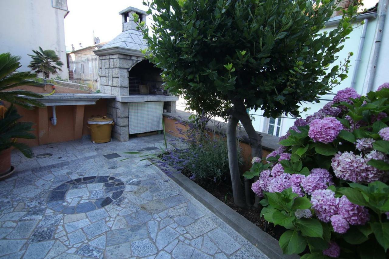 App With A Lovely Patio Мали-Лошинь Экстерьер фото