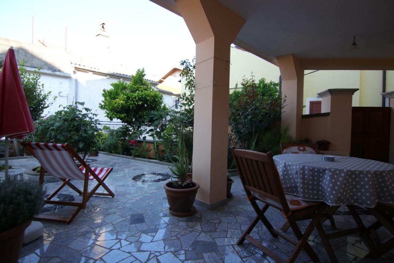 App With A Lovely Patio Мали-Лошинь Экстерьер фото